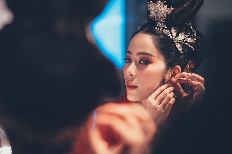 “Nỗi nhớ hóa băng” nói về cô gái có tình cảm sâu đậm với một người đàn ông nhưng đau khổ khi biết rằng cô mãi mãi không thể với tới được.