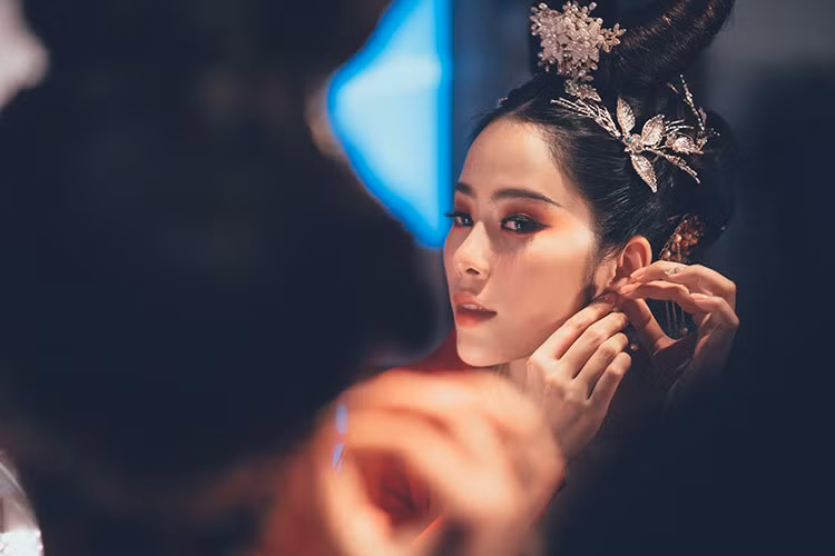 “Nỗi nhớ hóa băng” nói về cô gái có tình cảm sâu đậm với một người đàn ông nhưng đau khổ khi biết rằng cô mãi mãi không thể với tới được.