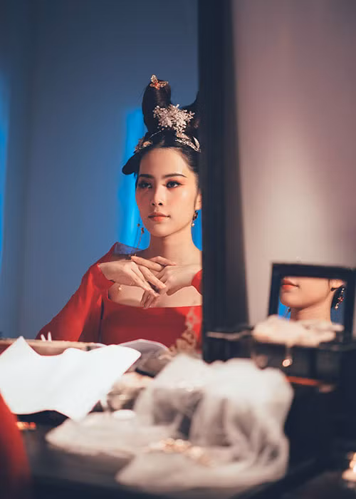 Nam Em tâm sự: “Thời gian qua cuộc sống của Nam Em có nhiều xáo trộn. Sức khỏe không tốt khiến Nam Em đi bệnh viện “như cơm bữa”. Khoảng thời gian dưỡng bệnh trong đó, Nam Em chợt có cảm xúc để viết bản nhạc này…”.