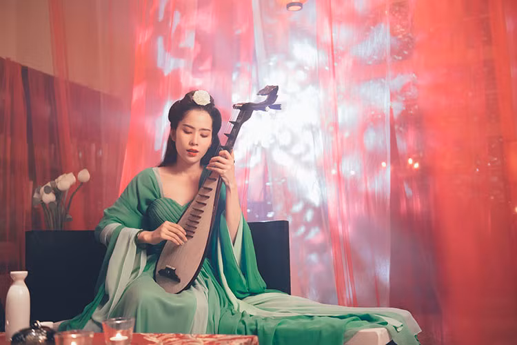 Đặc biệt, Nam Em đã tổ chức buổi họp báo giới thiệu sản phẩm “Xa anh là tốt nhất” tại Thái Lan.