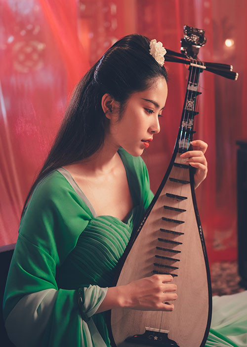 Trước đó, sau tuyên bố quyết tâm đi theo con đường ca hát, Nam Em đã lần lượt giới thiệu MV "Cùng anh đi xa", single audio ca khúc "Anh có đang lắng nghe em" và MV “Xa anh là tốt nhất” với 2 phiên bản tiếng Việt và tiếng Thái.