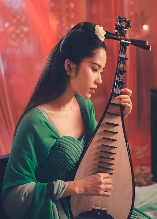 Trước đó, sau tuyên bố quyết tâm đi theo con đường ca hát, Nam Em đã lần lượt giới thiệu MV "Cùng anh đi xa", single audio ca khúc "Anh có đang lắng nghe em" và MV “Xa anh là tốt nhất” với 2 phiên bản tiếng Việt và tiếng Thái.