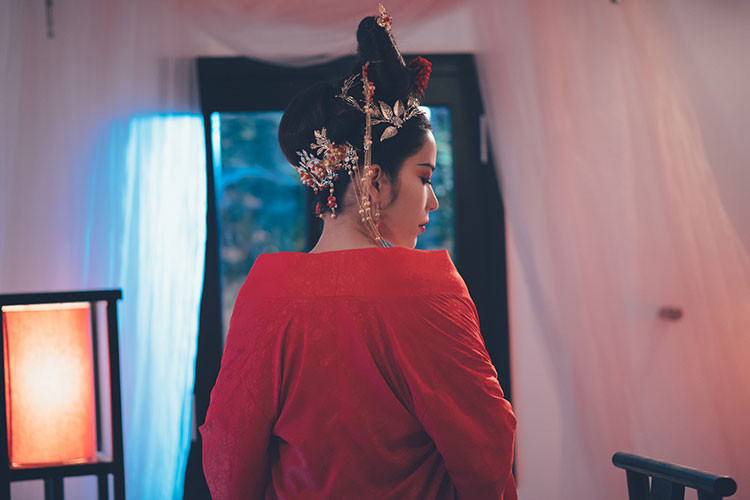 Đoạn teaser gợi mở nhiều sự tò mò với hình ảnh Nam Em trong trang phục ngày xưa, ngồi trước tấm kính soi rọi hình ảnh chính mình, cô mở khung cửa lồng chim cho cánh chim bay ra ngoài, gợi lên sự giải thoát, tìm đến tự do.