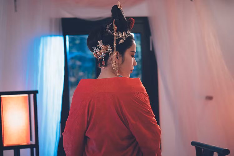 Đoạn teaser gợi mở nhiều sự tò mò với hình ảnh Nam Em trong trang phục ngày xưa, ngồi trước tấm kính soi rọi hình ảnh chính mình, cô mở khung cửa lồng chim cho cánh chim bay ra ngoài, gợi lên sự giải thoát, tìm đến tự do.