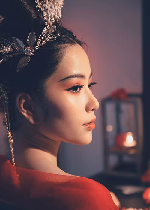 MV mang màu sắc cổ trang, trong đó Nam Em xuất hiện với tạo hình phảng phất hình ảnh nữ hoàng chốn hoàng cung – nhiều quyền uy nhưng cũng nhiều nỗi niềm, tâm sự.