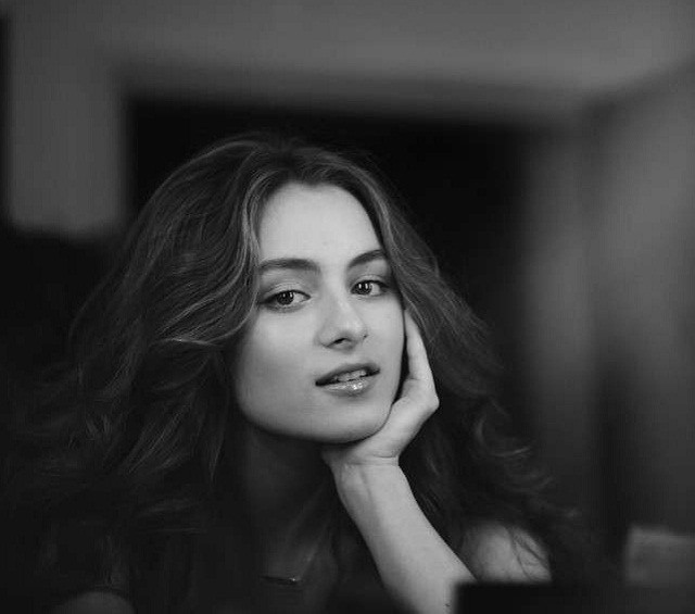 Năm 2011, cả thế giới biết đến cô con gái quyến rũ 16 tuổi của Rowan Atkinson, Lily Atkinson khi xuất hiện trong lễ ra mắt bộ phim Johny English. Lily Atkinson là con út của Rowan Atkinson và vợ cũ - chuyên gia trang điểm Sunetra Sastry.