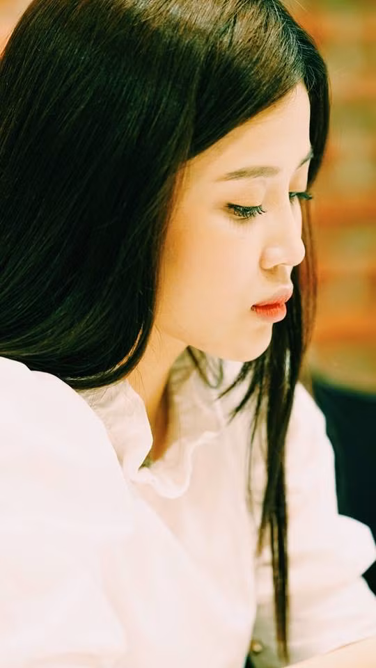 Người đẹp Cao Vy cũng cho biết cô đã rơi vào khủng hoảng và quyết định khóa trang facebook cá nhân để tránh đọc những bình luận tiêu cực.