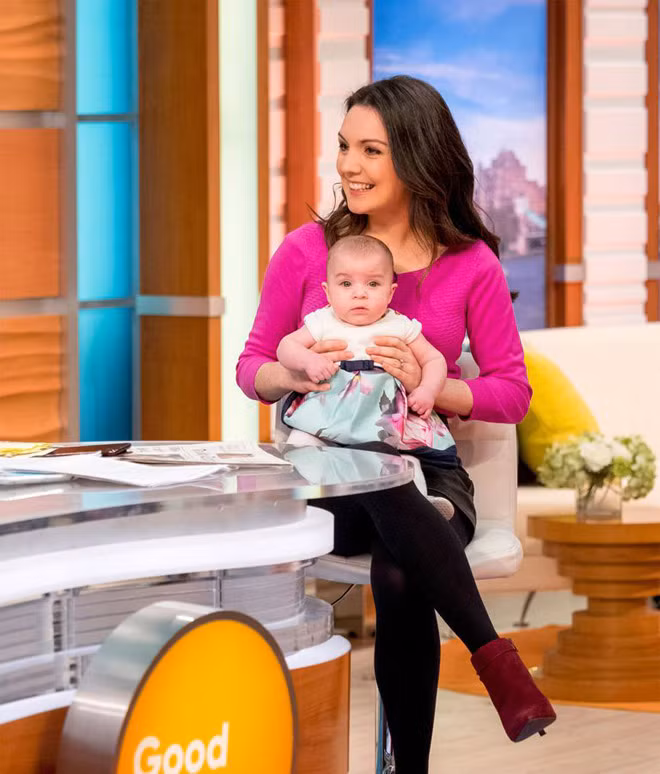 Trước đó, bé Charlotte từng cùng mẹ xuất hiện trên truyền hình. Mục đích của nữ MC đưa con lên dẫn chương trình cùng vì cô muốn tạo nên sự mới mẻ, đồng thời muốn gửi đến khán giả thông điệp chăm sóc yêu thương con cái.