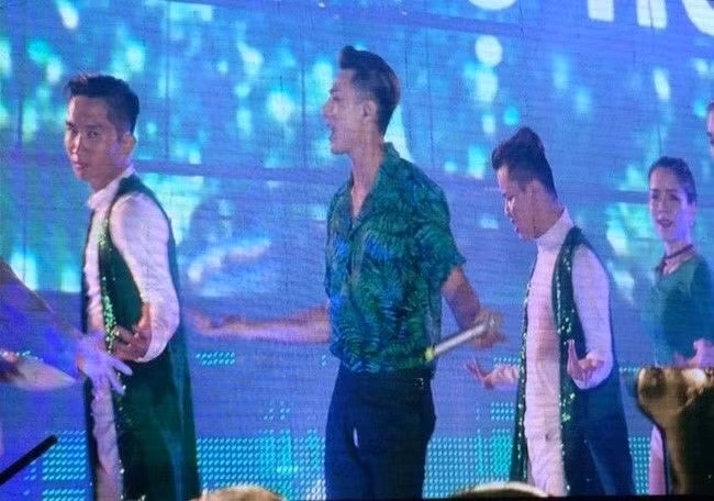 Tai nạn sân khấu không chừa những anh chàng đẹp trai, Isaac có lần phải muối mặt vì sự cố...rách quần khi biểu diễn.