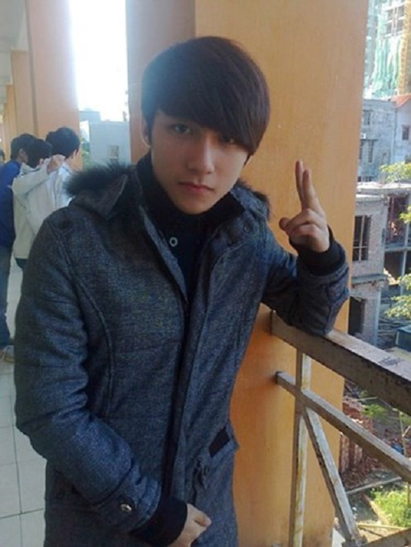 Nam ca sĩ cũng tranh thủ... chụp ảnh "tự sướng" nhân giờ ra chơi.