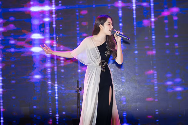 Nam Em hát tặng khán giả và vui vẻ giao lưu cùng mọi người.