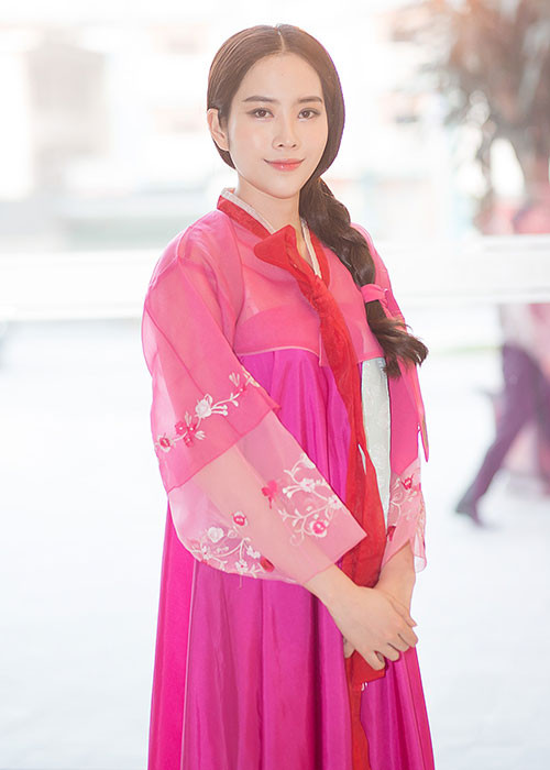 Cũng trong sự kiện, ngoài thiết kế gợi cảm, Hoa khôi Nam Em còn diện bộ trang phục Hàn Quốc.