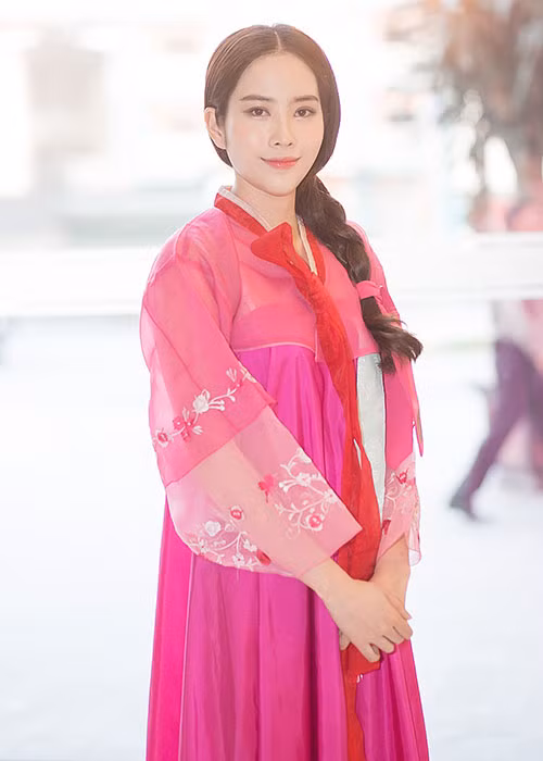 Cũng trong sự kiện, ngoài thiết kế gợi cảm, Hoa khôi Nam Em còn diện bộ trang phục Hàn Quốc.