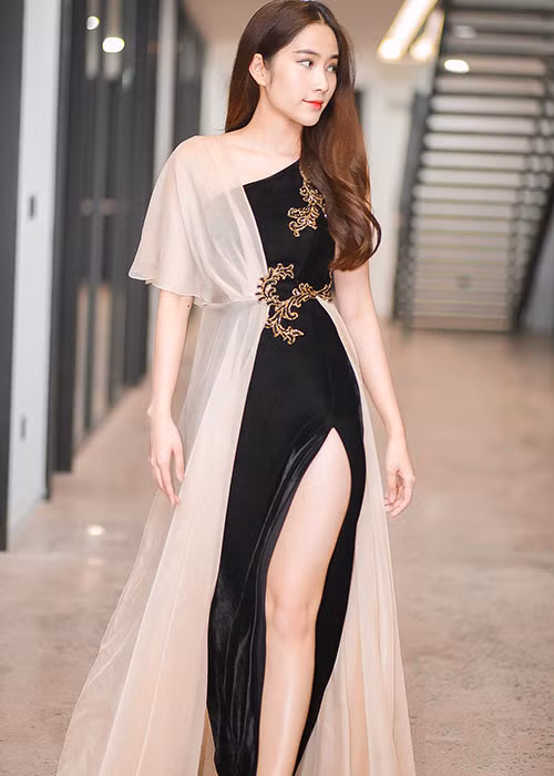 Thiết kế xẻ cao giúp Nam Em khoe vóc dáng quyến rũ, đôi chân dài miên man.