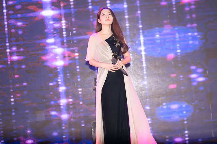 Không chỉ góp mặt với vai trò khách mời tham dự, Nam Em còn biểu diễn trên sân khấu bản nhạc bolero "Trả lại thời gian".