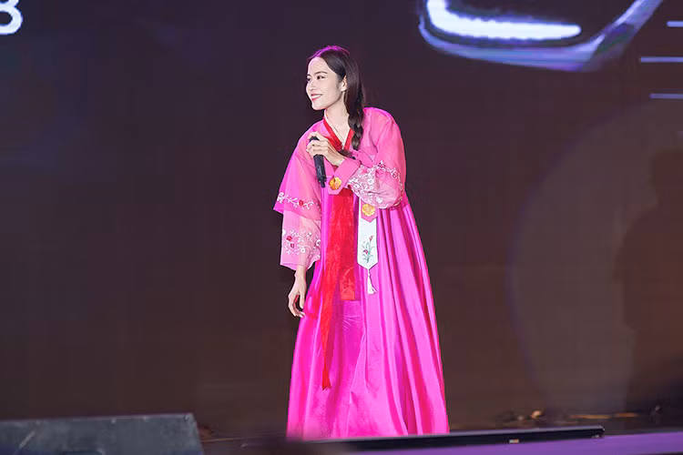 Nam Em dường như đã lấy lại tinh thần, luôn vui vẻ như trước khi xảy ra ồn ào tình cảm với Trường Giang.