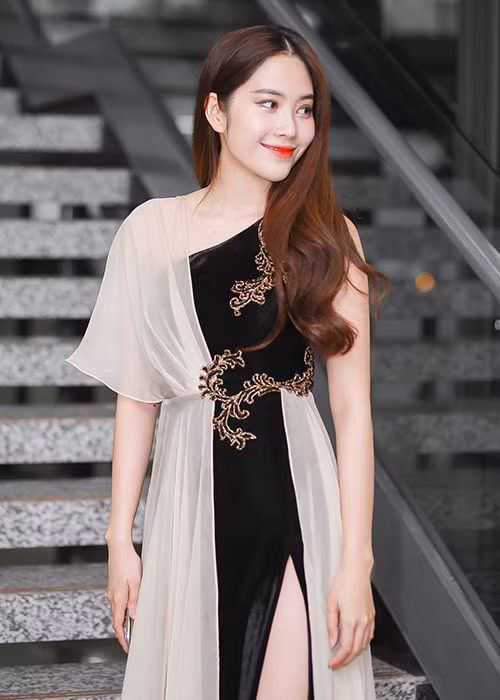 Điểm nhấn của bộ trang phục là phần họa tiết cài áo tinh tế, giúp Nam Em thêm phần nữ tính quyến rũ.