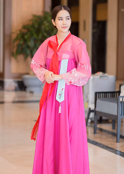 Top 8 Miss Earth 2016 lựa chọn bộ Hanbok hồng cánh sen, trang điểm nhẹ nhàng.