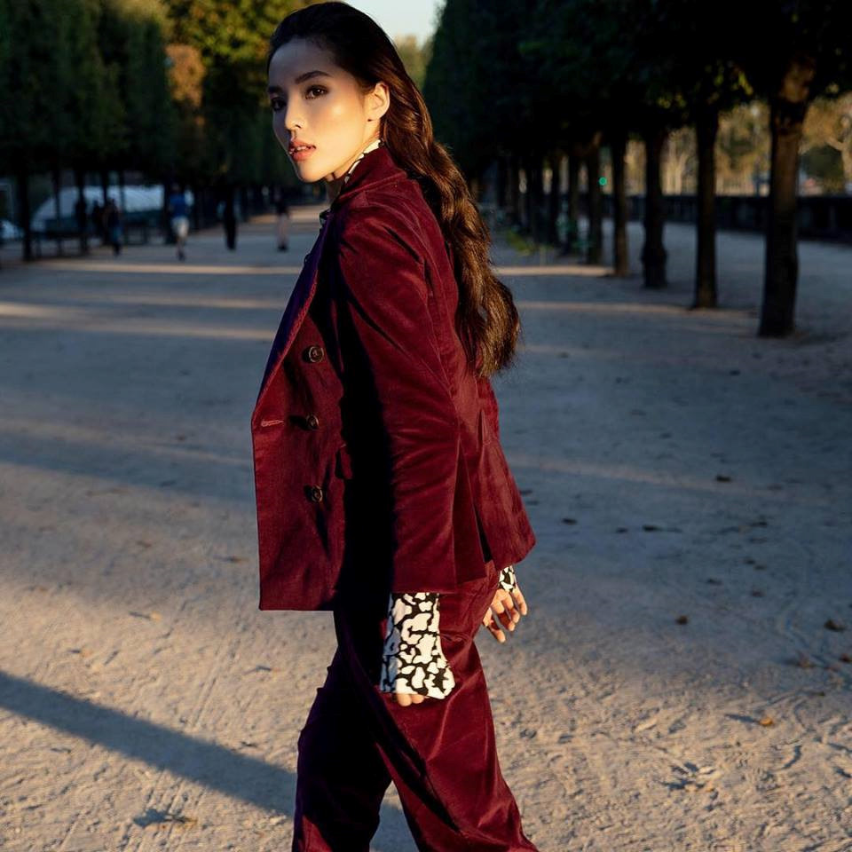 Hoa hậu Kỳ Duyên tiết chế hoàn toàn phụ kiện. Ngoài ra, kiểu tóc của cô cũng được uốn giả với những lọn tóc xoăn nhẹ thả về phía sau, tạo cảm giác vẫn nữ tính dù diện trang phục mang hơi hướm menswear. Tổng giá trị những món đồ hiệu mà Kỳ Duyện khoác trên người cho lần xuất hiện này khoảng 6.240 USD (khoảng 145 triệu đồng).