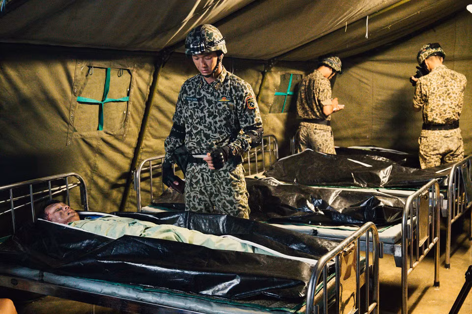 Đây là cảnh quay cuối cùng của Hữu Châu trên phim trường Hậu duệ mặt trời khi nhân vật Tiến của anh qua đời sau trận bão ở nhà máy thủy điện. Sau khi xả vai, Hữu Châu nhanh chóng tẩy trang và lên xe chạy ra sân bay cách phim trường hơn 70 km để đáp chuyến bay sớm về TP.HCM, chuẩn bị cho vở diễn trên sân khấu Idecaf vào tối hôm sau.