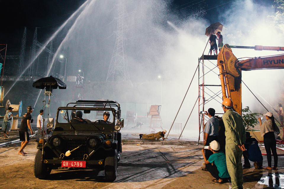 Cảnh được quay tại nhà máy thủy điện sông Ba Hạ ở huyện Sơn Hòa, tỉnh Phú Yên. Đây là địa điểm nằm cách xa thành phố, ở vùng rừng núi hẻo lánh. Các diễn viên không thể trở về thành phố sau mỗi ngày quay mà phải ngủ tạm ở nhà nghỉ bình dân gần đó.