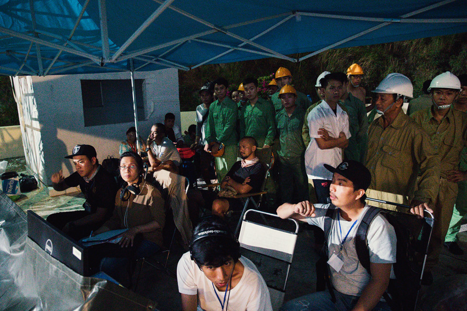 Sau khi phó đạo diễn hô "cắt", các diễn đều tề tụ lại đằng sau bàn monitor của đạo diễn, chăm chú theo dõi cảnh quay trước đó của mình. Trung bình mỗi cảnh hành động, chưa có thoại đều phải thực hiện lại 4-5 lần. Còn những cảnh tâm lý, có thoại của diễn viên thì sẽ được quay đi quay lại nhiều lần hơn nữa để đạt được đúng mong muốn của đạo diễn.