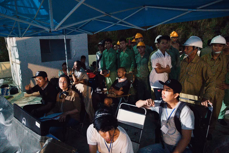 Sau khi phó đạo diễn hô "cắt", các diễn đều tề tụ lại đằng sau bàn monitor của đạo diễn, chăm chú theo dõi cảnh quay trước đó của mình. Trung bình mỗi cảnh hành động, chưa có thoại đều phải thực hiện lại 4-5 lần. Còn những cảnh tâm lý, có thoại của diễn viên thì sẽ được quay đi quay lại nhiều lần hơn nữa để đạt được đúng mong muốn của đạo diễn.