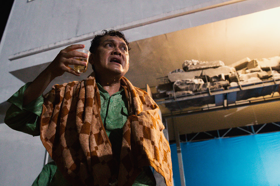 Nghệ sĩ Hữu Châu cho biết vai diễn của anh trong phim không khó nhưng lại đòi hỏi nhiều thời gian và công sức vì những cảnh hành động khá vất vả. Anh chia sẻ trước mỗi cảnh quay tắm mưa anh đều phải uống thuốc cảm để đề phòng.