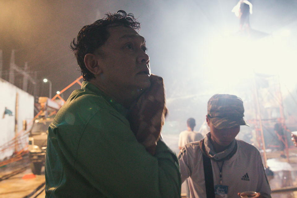 "Sau khi quay cảnh đêm thì có thể đoàn phim được nghỉ còn tôi cũng phải chạy về Sài Gòn để chuẩn bị cho vở kịch tối ở sân khấu. Chạy đi chạy về như vậy nên tôi phải chú trọng tự giữ sức khỏe cho bản thân. Nếu đổ bệnh thì lại liên lụy nhiều đồng nghiệp khác nữa", nghệ sĩ lão làng nói.