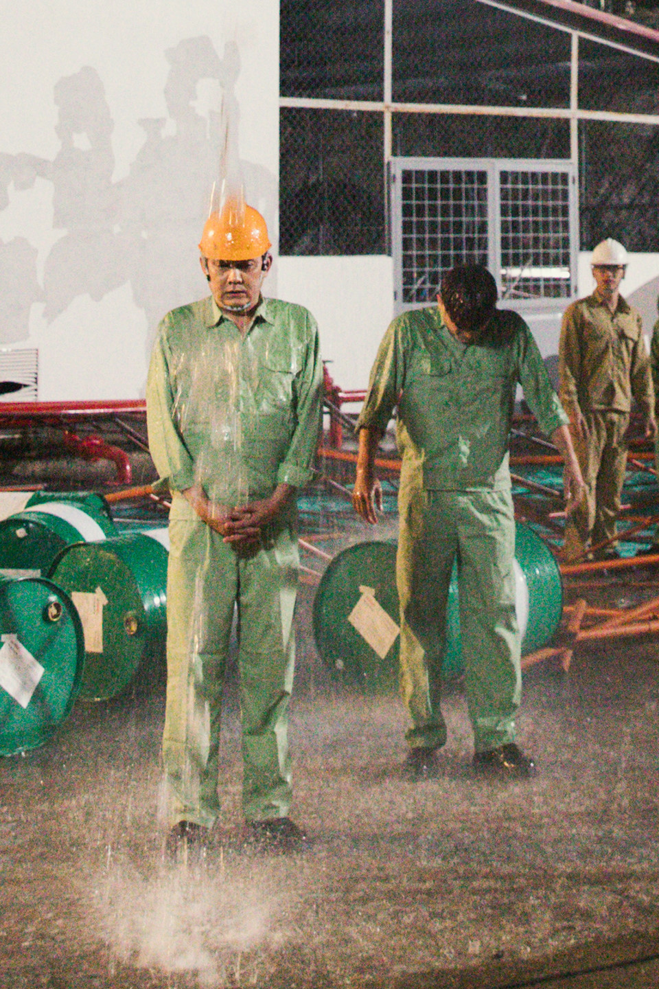 Nghệ sĩ Hữu Châu phải liên tục dầm mình trong mưa suốt nhiều tiếng. Tuy vậy, anh rất chịu khó và kỹ tính trong mỗi lần thực hiện. Nếu cảnh quay nào chưa đạt, anh đề nghị đạo diễn quay lại để hoàn hảo hơn.