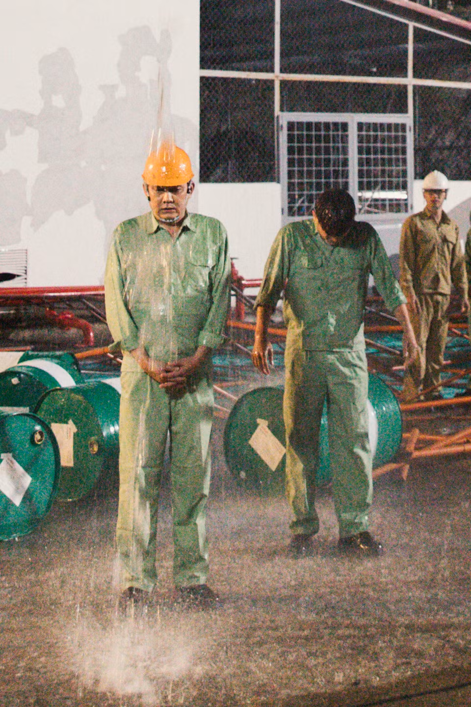 Nghệ sĩ Hữu Châu phải liên tục dầm mình trong mưa suốt nhiều tiếng. Tuy vậy, anh rất chịu khó và kỹ tính trong mỗi lần thực hiện. Nếu cảnh quay nào chưa đạt, anh đề nghị đạo diễn quay lại để hoàn hảo hơn.