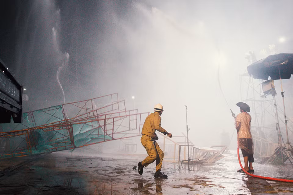 Cảnh nhà máy thủy điện sập do mưa bão là một trong những đại cảnh nguy hiểm của phim. Đoàn phim Hậu duệ mặt trời phải thực hiện cảnh quay này trong nhiều ngày.