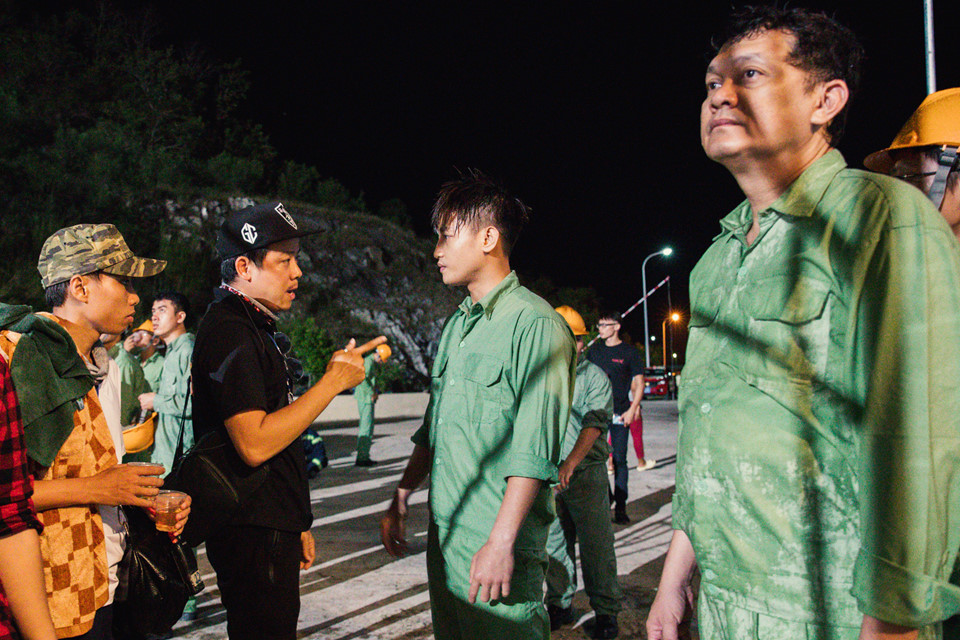 Trước khi bước vào phim trường, đạo diễn Trần Bữu Lộc dặn dò kỹ lưỡng các diễn viên để tránh tình trạng quay đi quay lại nhiều lần khiến mọi người mất sức. Đặc biệt với NSƯT Hữu Châu, đạo diễn dặn dò ê-kíp chú ý cẩn thận để bảo đảm an toàn cho anh trong những phân cảnh nguy hiểm.