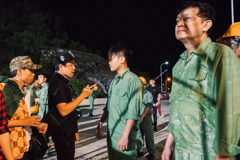 Trước khi bước vào phim trường, đạo diễn Trần Bữu Lộc dặn dò kỹ lưỡng các diễn viên để tránh tình trạng quay đi quay lại nhiều lần khiến mọi người mất sức. Đặc biệt với NSƯT Hữu Châu, đạo diễn dặn dò ê-kíp chú ý cẩn thận để bảo đảm an toàn cho anh trong những phân cảnh nguy hiểm.