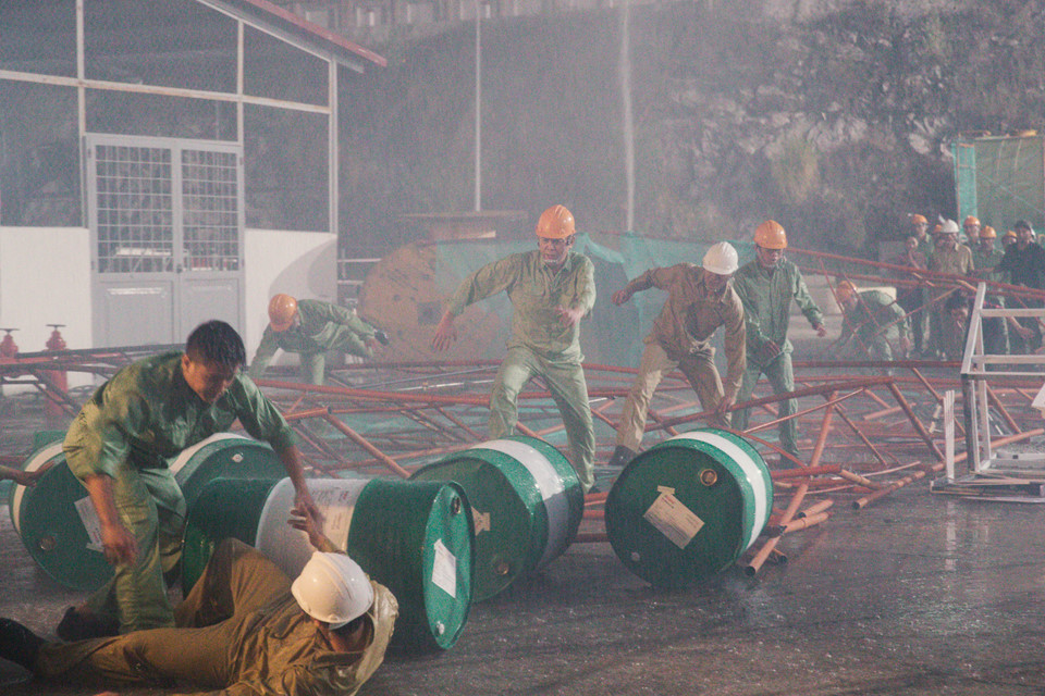 Cảnh quay cuối cùng của Hữu Châu trong phim Hậu duệ mặt trời là lúc nhà máy thủy điện bị sập bởi mưa bão, anh cùng các nhân viên trong nhà máy tháo chạy. Vì để cứu sống những người bị kẹt, nhân vật của anh bị khối bê tông đè trúng.