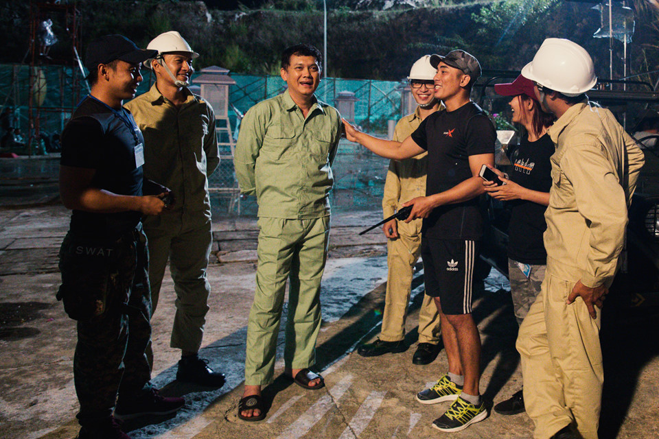 Huu Chau dam mua vat va quay 