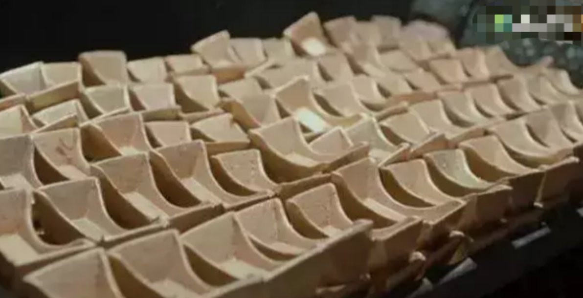 Những khối vàng khô cứng, không phản chiếu ánh kim.