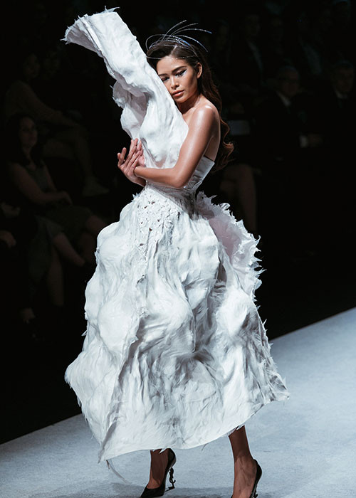 Á hậu Mâu Thủy cũng xuất hiện trong vai trò vedette cho nhà thiết kế Hoàng Minh Hà.