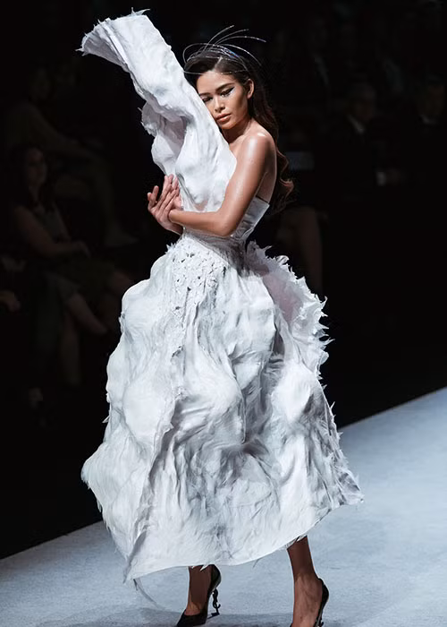 Á hậu Mâu Thủy cũng xuất hiện trong vai trò vedette cho nhà thiết kế Hoàng Minh Hà.