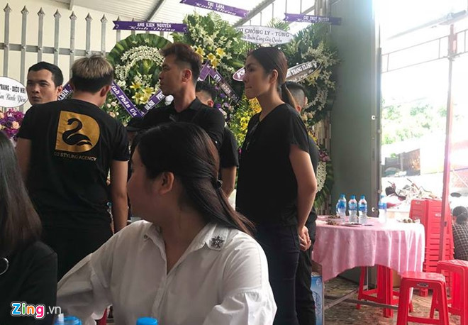 Tăng Thanh Hà lặng lẽ trong những người bạn, người anh chị đến viếng Mì Gói tại Tiền Giang.