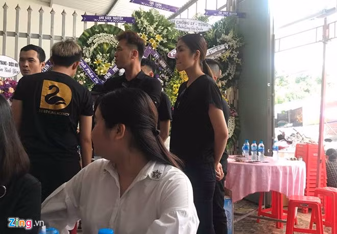 Tăng Thanh Hà lặng lẽ trong những người bạn, người anh chị đến viếng Mì Gói tại Tiền Giang.