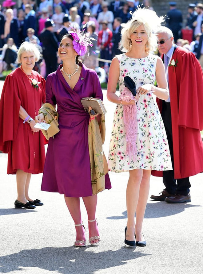 Ca sĩ Joss Stone (phải) cùng những người bạn tươi cười đến chúc mừng cặp đôi đẹp nhất năm.