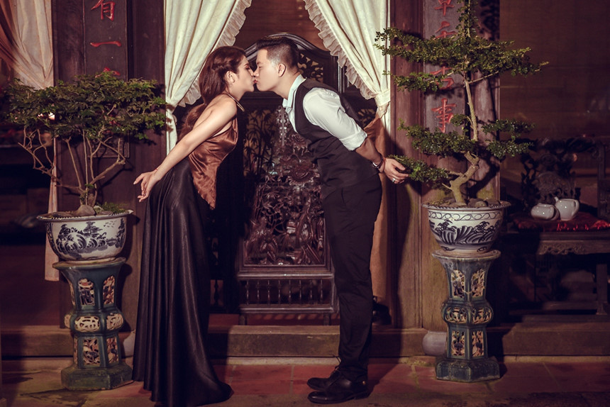 Tố Ny cho biết bộ ảnh cưới được thực hiện tại Đà Nẵng, Hội An - quê hương cô. Nữ ca sĩ mặc áo yếm lụa, tóc chải kiểu truyền thống tình tứ bên chú rể. Cô cho biết ý tưởng mặc áo yếm khá táo bạo khiến gia đình ban đầu nghi ngại. "Tôi muốn bộ ảnh cưới của mình có hình ảnh hiện đại nhưng cũng phải có gì đó riêng biệt, lạ vì vậy tôi chọn áo yếm", cô nói.