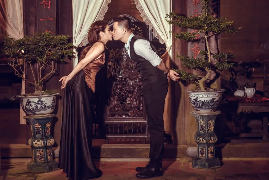 Tố Ny cho biết bộ ảnh cưới được thực hiện tại Đà Nẵng, Hội An - quê hương cô. Nữ ca sĩ mặc áo yếm lụa, tóc chải kiểu truyền thống tình tứ bên chú rể. Cô cho biết ý tưởng mặc áo yếm khá táo bạo khiến gia đình ban đầu nghi ngại. "Tôi muốn bộ ảnh cưới của mình có hình ảnh hiện đại nhưng cũng phải có gì đó riêng biệt, lạ vì vậy tôi chọn áo yếm", cô nói.