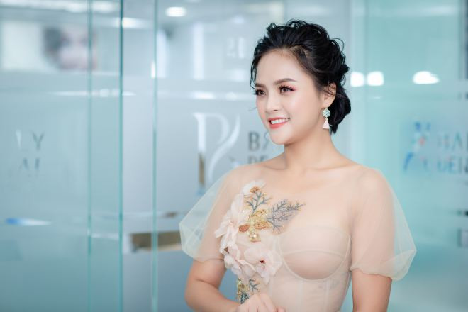 Diện bộ váy màu nude mỏng manh, nữ diễn viên xinh đẹp như nàng công chúa.