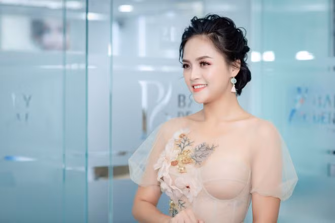 Diện bộ váy màu nude mỏng manh, nữ diễn viên xinh đẹp như nàng công chúa.
