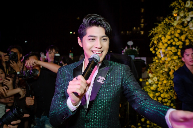 Khi Noo Phước Thịnh vừa bước xuống xe, rất đông fan của anh đã ùa để có cơ hội giao lưu với thần tượng.