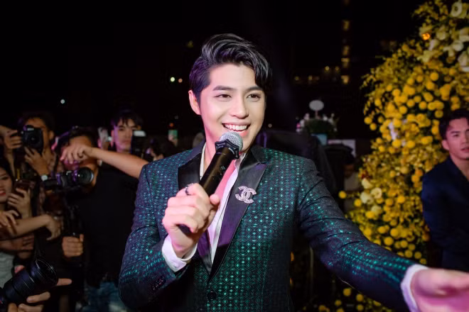 Khi Noo Phước Thịnh vừa bước xuống xe, rất đông fan của anh đã ùa để có cơ hội giao lưu với thần tượng.