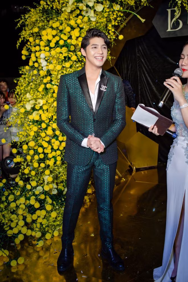 Nam ca sĩ Noo Phước Thịnh cũng có mặt trong sự kiện và được đông đảo người hâm mộ ủng hộ nhiệt tình dù trời đang mưa.