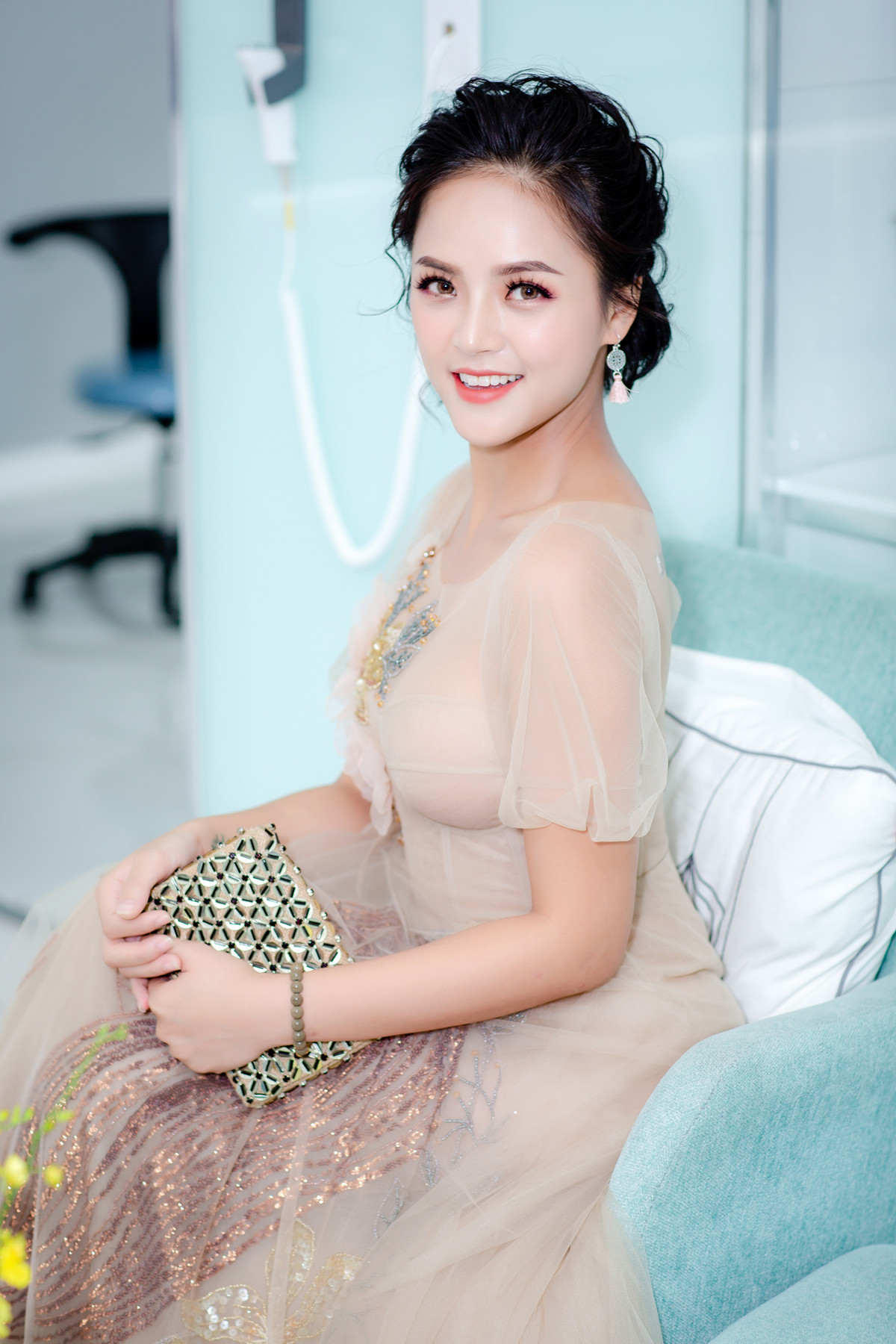 Thời gian qua, sau 2 vai diễn trong "Sống chung với mẹ chồng" và "Quỳnh búp bê", cát-sê và lời mời quảng cáo của Thu Quỳnh tăng đáng kể. Đó cũng là động lực để cô làm mới bản thân để tìm kiếm một nửa cho mình sau cuộc hôn nhân đổ vỡ cùng Chí Nhân.